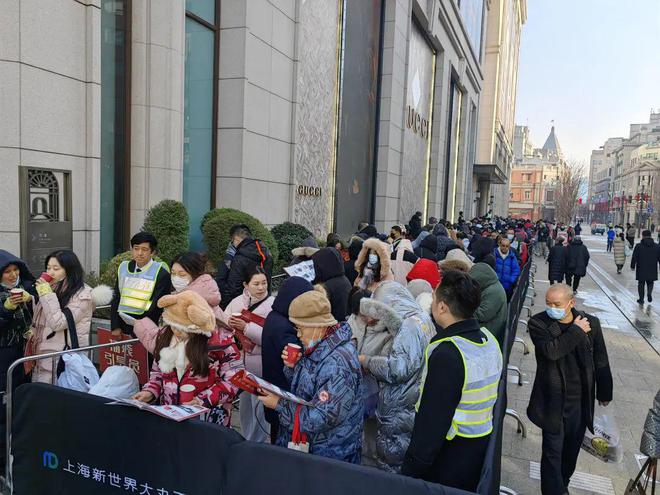 叠椅、躺椅都带来了！一年一度为了……AG旗舰厅·(中国)国际厅彻夜排队折(图11)
