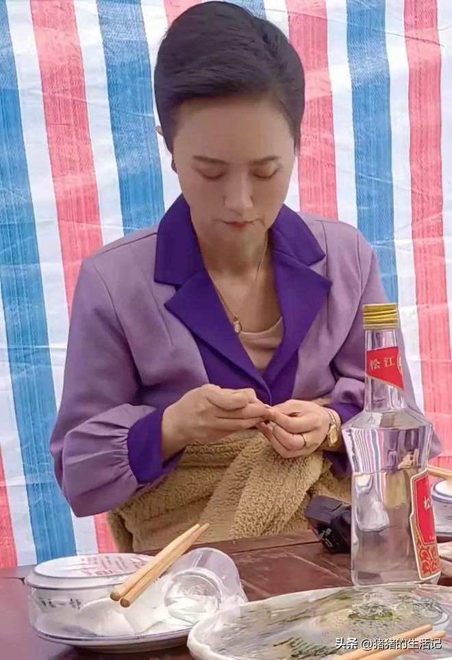 照公开瘦脱相厚毛衣裹肚子一直在咳嗽AG旗舰厅朱媛媛临终前一个月片场(图1)