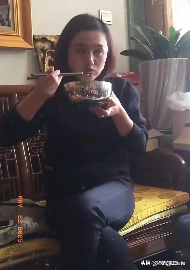 照公开瘦脱相厚毛衣裹肚子一直在咳嗽AG旗舰厅朱媛媛临终前一个月片场(图13)